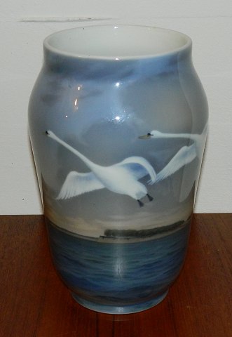 Royal Copenhagen vase in porcelain with decoration of swans from the Art Nouveau 
period