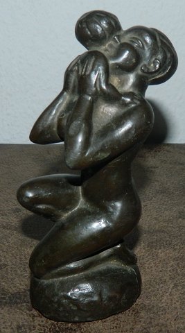 Broncepatineret: Figure of mother and child in metal