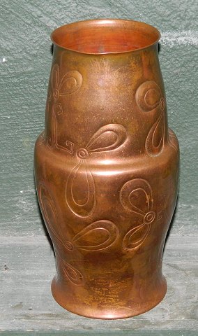 Vase i kobber af Mogens Ballin