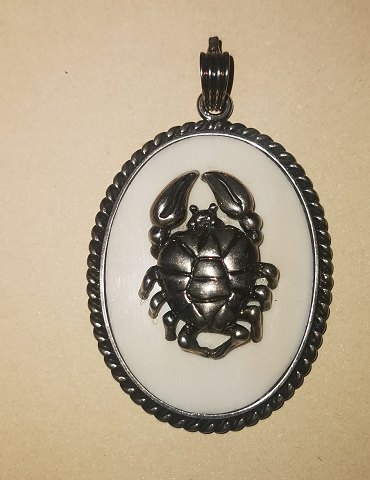 Pendant in silver with figure of crab