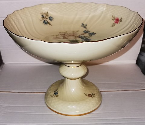 Frijsenborg (Frisenborg) footed serving dish bowl in porcelain from Royal 
Copenhagen.