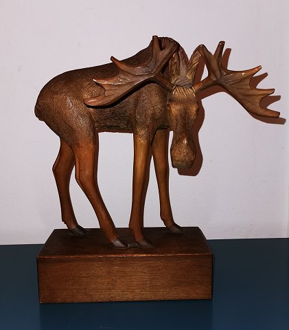 Vintage moose figurine hand carved in wood. Signed V. Niemnien