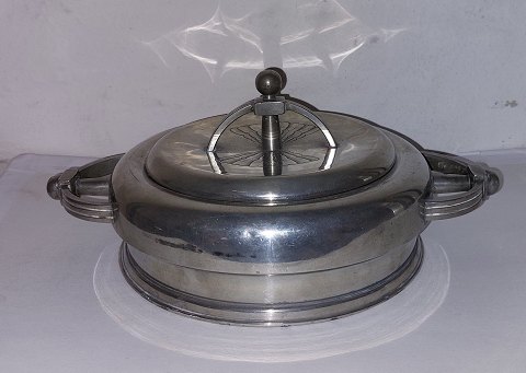 PURE DANISH ART NOUVEAU (SKØNVIRKESTIL): Bowl with lid in pewter by Mogens 
Ballin