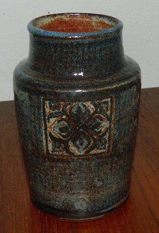 Vase in pottery by Gail Meedom