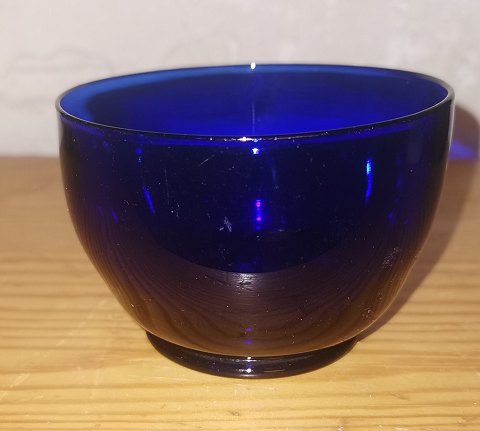 Mælkekop i blåt glas