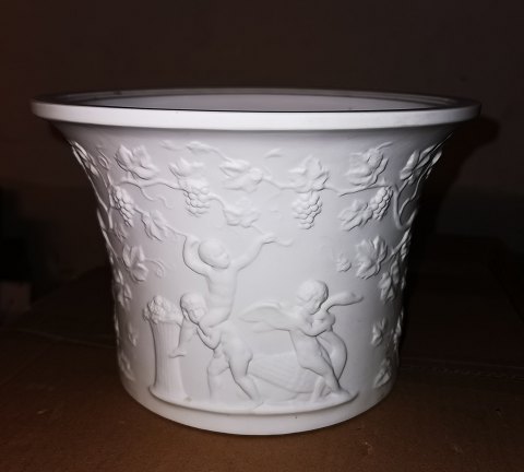 B&G bisquit flowerpot with Bertel Thorvaldsen motifs