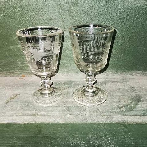 Par pressede glas med slibninger c. 1900