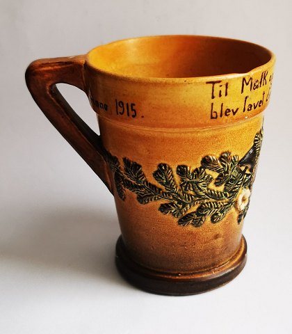 P. Ipsen krus i keramik med dekoration i Skønvirkestil