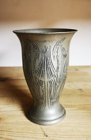 indeks lineal vinden er stærk Reutemann Antik - Vase in tin med dekorationer fra HPH Ballin - Vase in tin  med dekorationer fra HPH Ballin