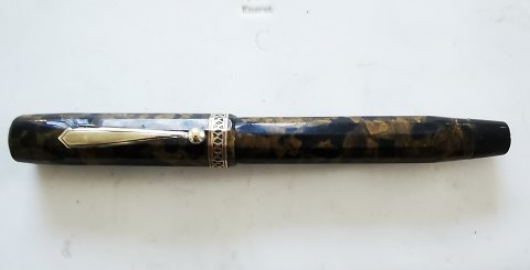 Art Deco style: 12-sided green marbled fountain pen