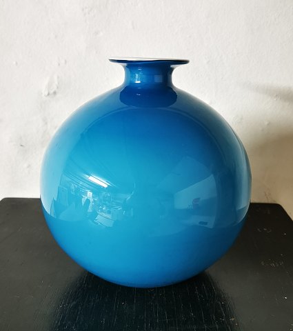 BIG MODEL: Round blue Carnaby glass vase from Holmegaard