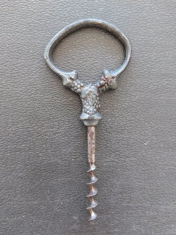 Pewter corkscrew from around 1920. Decorated with grapes. In good condition. 14 
cm long