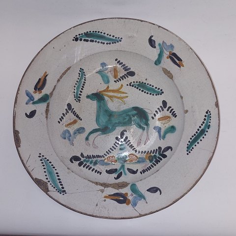 Stettinware: Stettin tray In ceramics decorated with stag. Made around 1840. 
Beautifully decorated. As can be seen from the photos, the tray  is repaired. 
Measurements: H. 6 cm. 31.5 cm.