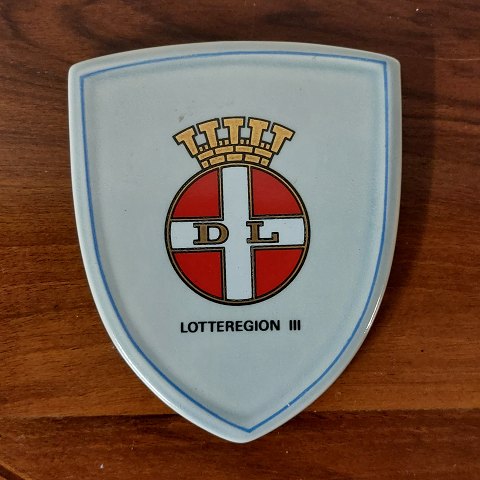 Søholm keramik skjold med D. L. LOTTEREGIONEN III