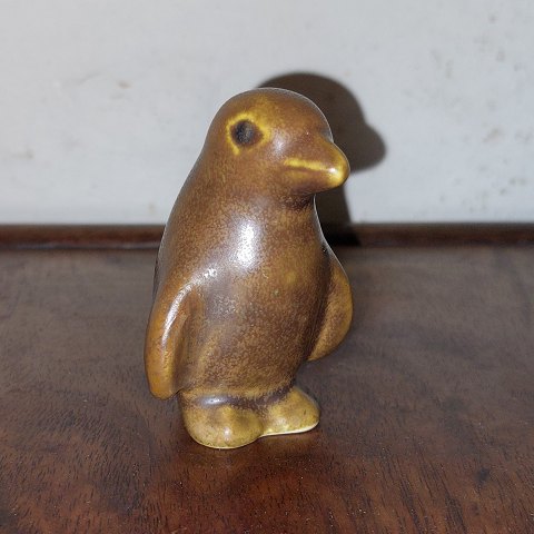 Knud Basse figurine of a young penguin in ceramics
&#8203;