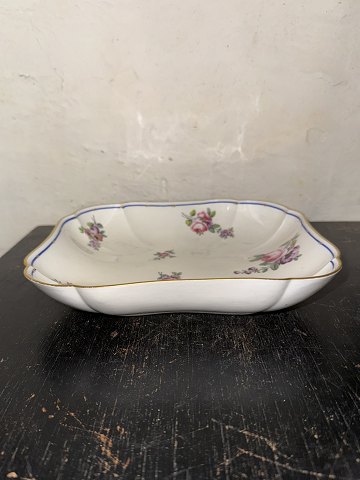 Blomsterbemalet fad i porcelæn fra Sèvres