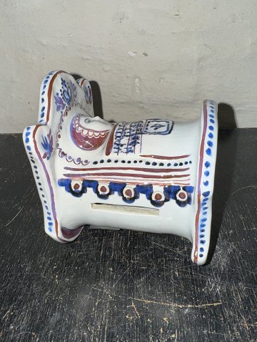 Fajancefigur: Vugge med barn som sparebøsse fra Aluminia / Royal Copenhagen