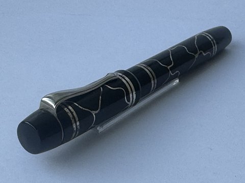 NO NAME black fountain pen with silver decor