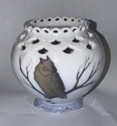 Helblonde på seks fødder: Royal Copenhagen vase med ugle #473