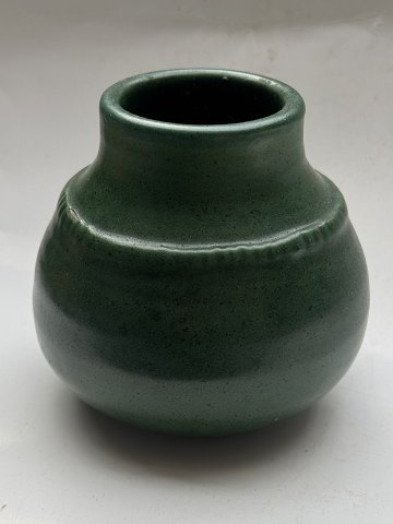 Mindre L. Hjorth vase i grøn glasur