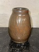Brunt glaseret vase i keramik fra L. Hjorth